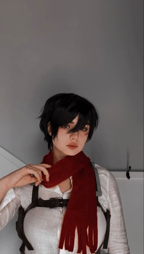 Easy Halloween Costumes Black Hair, Cosplay Ideas Black Hair, Mikasa Hairstyle, Cosplay Black Hair, Mikasa Haircut In Real Life, Easy Cosplay Ideas Women, Eremika Cosplay, Mikasa Cosplay, Easy Anime Cosplay