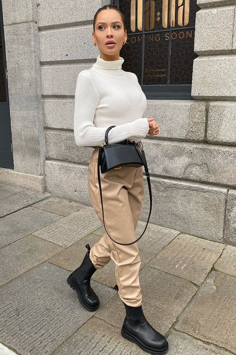 Naomi Genes Outfit, Smart Casual Women Skirt, Winter Neutral Outfits, Casual Luxury Outfits, Naomi Genes, Casual Women Outfits, Clothes Capsule, Women Winter Outfits, Peg Leg Trousers