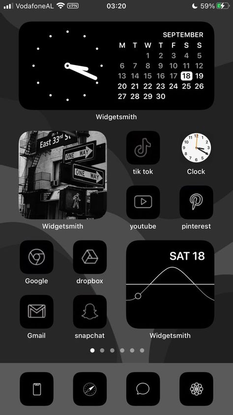 Iphone Icons Organize Aesthetic Black, Iphone Layout Black And White, Black And White Homescreen Ideas, Ios 16 Home Screen Ideas Aesthetic Dark, Aesthetic Black Homescreen, Black And White Aesthetic Homescreen, Organize Phone Apps Iphone, Black And White Homescreen Layout, Black And White Phone Layout