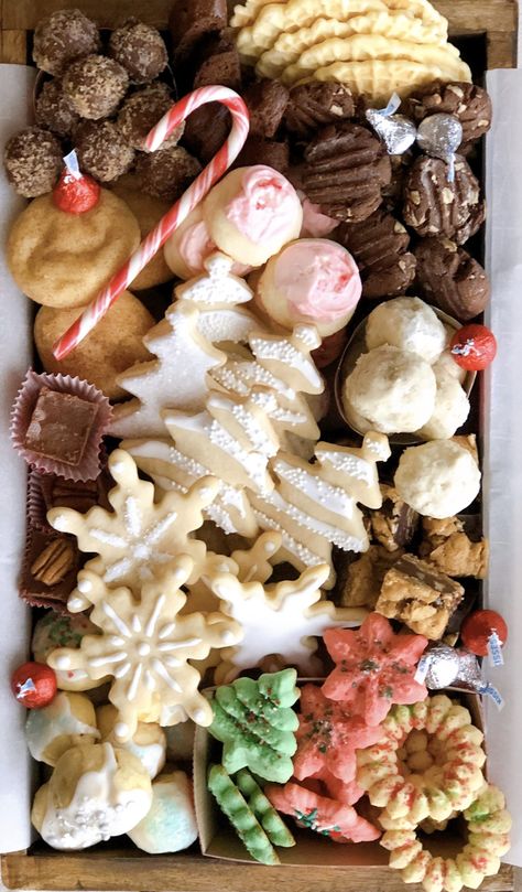 The Best Christmas Cookies - The Sweet Cucina Christmas Food Appetizers, 12 Days Of Christmas Cookies, Christmas Work Party, Cookies Italian, The Best Christmas Cookies, Christmas Baking Recipes, Cookie Boxes, Best Christmas Cookies, Italian Cookies