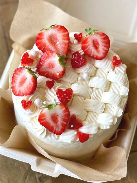 Mini Cake Inspiration, Bento Box Cake Recipe, Bento Cakes Designs, Strawberry Bento Cake, Cute Bento Cakes, Strawberry Mini Cake, Mini Cake Designs, Mini Strawberry Cake, Bento Cake Ideas