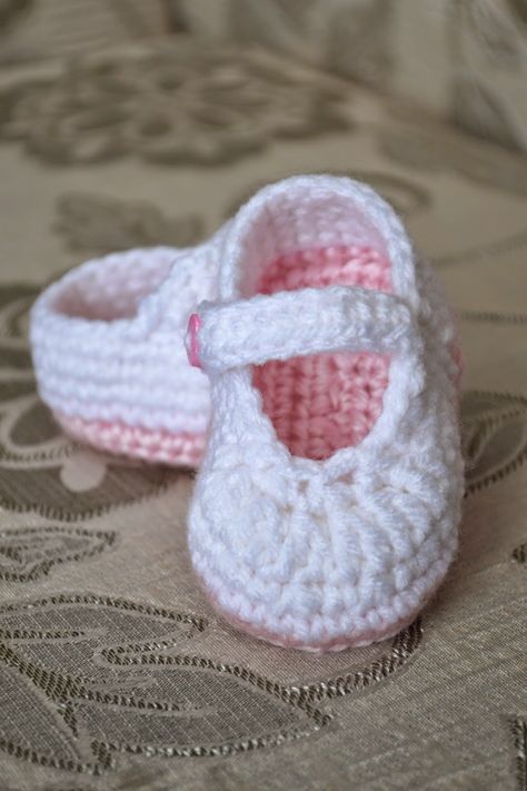 Knotty Knotty Crochet: Pretty & Plain little Mary Jane FREE crochet pattern! Crochet Mary Janes, Baby Booties Free Pattern, Baby Shoes Diy, Barbie Sewing, Crochet Baby Booties Pattern, Crochet Baby Shoes Pattern, Baby Shoes Pattern, Baby Booties Pattern, Pola Amigurumi