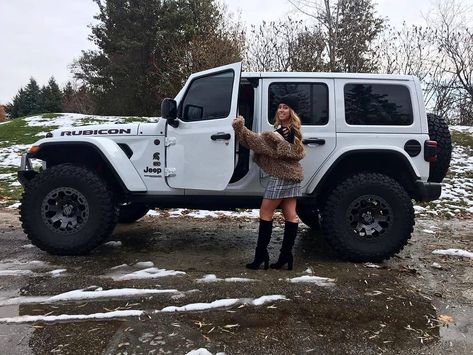 Jeep Wrangler Girl, Jeep Photos, White Jeep, Dream Cars Jeep, Jeep Rubicon, Jeep Wrangler Rubicon, Jeep Cars, Jeep Girl, Classy Cars