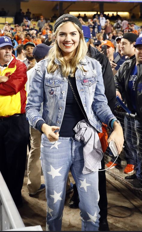 What to Wear to a Baseball Game | Who What Wear UK Cardinal Outfit, Cute Sporty Outfits For School, Oversize Flannel, Baseball Attire, Baseball Outfits, Jeans Cuff, Dodgers Hat, Celebrity Inspired Outfits, Flannel Style