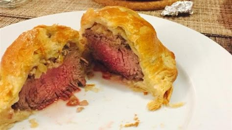 This is a particularly elegant way to serve a popular dinner-party entree of filet steaks wrapped in puff pastry, and saves carving at the table. Dinner Party Entrees, Fancy Recipes, Individual Beef Wellington, Filet Steak, Party Entrees, Mini Beef Wellington, Holiday Recipies, Beef Entrees, Steak Dinners