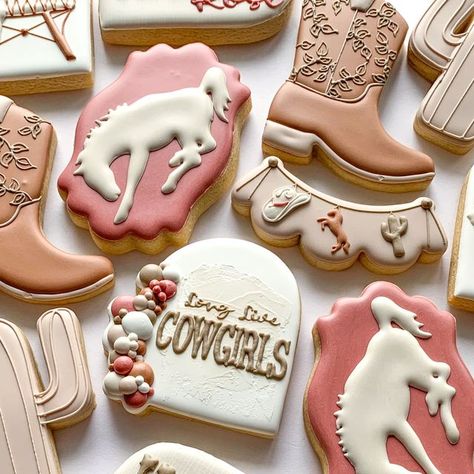 Barrel Racing Cookies, Cowgirl Cookies Decorated, Western Baby Shower Cookies, Western Sugar Cookies, Artistic Baking, Birthday Cookies Decorated, Western Cookies, Fondant Biscuits, Cowgirl Birthday Cakes