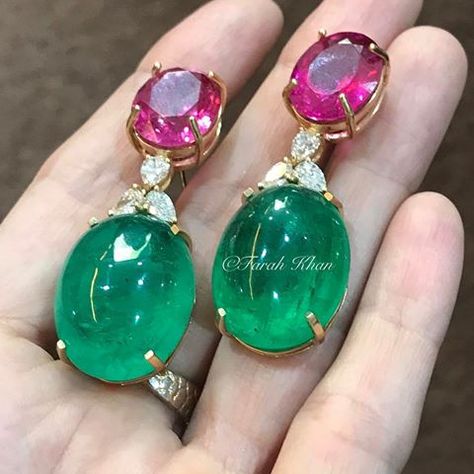 Gold Bridal Earrings, Jewelry Design Earrings, Jewelry Design Necklace, Fancy Jewelry, Emerald Earrings, Emerald Jewelry, Green And Pink, Gold Jewellery Design, Gorgeous Jewelry