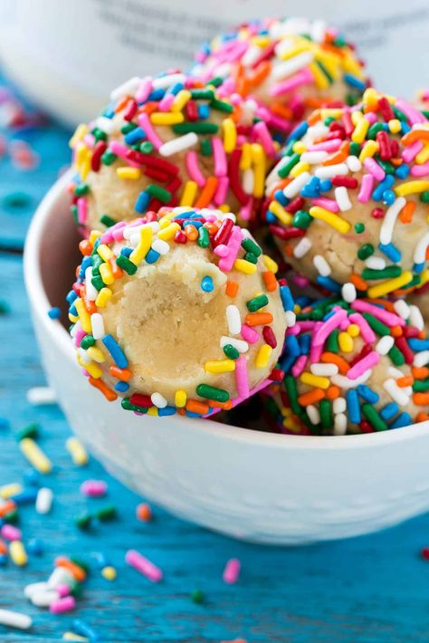 Birthday cake snack balls made with protein powder Macro Desserts, Protein Bites Recipe, Birthday Cake Protein, Protein Dessert, Cake Snack, Snack Balls, Fitness Meals, Healthy Protein Snacks, Protein Cake