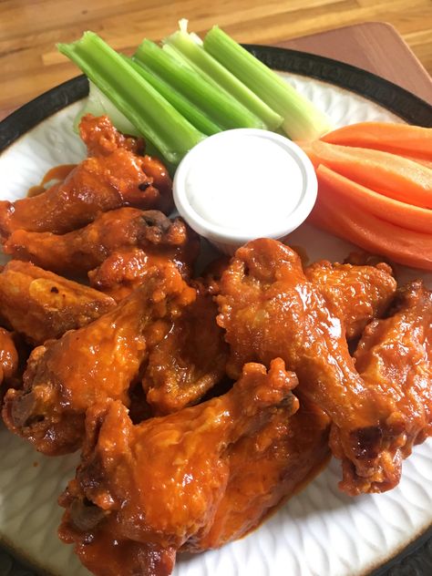 Buffalo Wings Aesthetic, Wings Buffalo, Eating Photography, Best Food Recipes, Soul Food Dinner, Food Babe, Hot Wings, Food Therapy, Food Vids