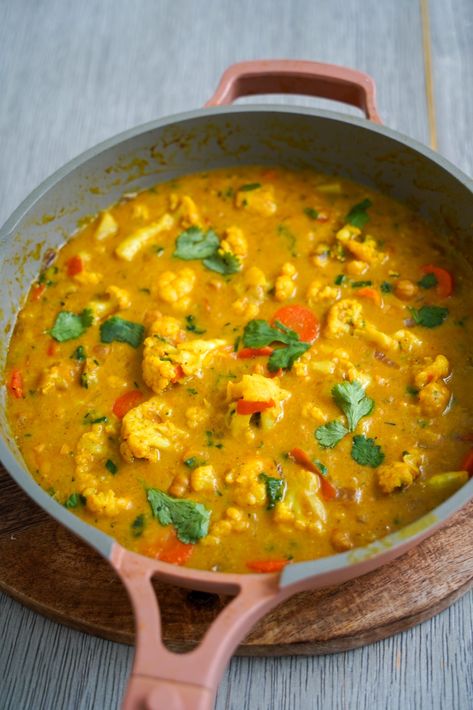 Jamaican Vegan Cauliflower Curry - Asili Glam Vegan Cauliflower Curry, Daniel Fast Recipe, Jamaican Curry Powder, Meatless Dinners, Recipe Cauliflower, Jamaican Curry, Daniel Fast Recipes, Fast Foods, Vegan Cauliflower