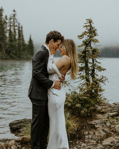 When your elopement is giving *modern mountain chic* This day was seriouslyyyyyy straight out of a fantasy☁️🕊️ Lizzie + Duke are two of the most genuine people, I absolutely adored capturing their sweet love in Mt. Rainier National Park surrounded by the coolest fog and prettiest views✨ Mountain Chic, Mt Rainier National Park, Genuine People, Mt Rainier, Rainier National Park, Modern Mountain, Sweet Love, Love Is Sweet, Elopement