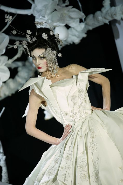 John Galliano for Christian Dior Haute Couture Spring 2007 "Madame Butterfly" Galliano Dior, Shalom Harlow, Dior Collection, Christian Dior Haute Couture, Dior Haute Couture, Christian Dior Couture, Dior Couture, Runway Pictures, John Galliano