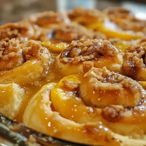 Peach Cobbler Cinnamon Rolls, Mango Sticky Rice Recipe, Spiced Peaches, Cobbler Topping, Creamy Frosting, Peach Cobbler Easy, Cinnamon Milk, Peach Slices, Canned Peaches