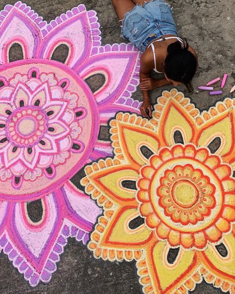 chalk art mandala mural street art painting drawing artist summer vsco pink yellow purple floral vibes boho Pretty Chalk Drawings, Chalk Mandala Sidewalks, Mandala Chalk Art, Chalk Art Mural, Sidewalk Chalk Mural, Summer Sidewalk Chalk Art, Cool Chalk Drawings, Chalk Art Flowers, Cool Chalk Ideas