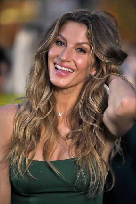 Gisele Hair, Gisele Bundchen Hair, Hair Color Chocolate, Chocolate Hair, Doutzen Kroes, Gisele Bündchen, Gisele Bundchen, Trendy Hair Color, Trendy Hair