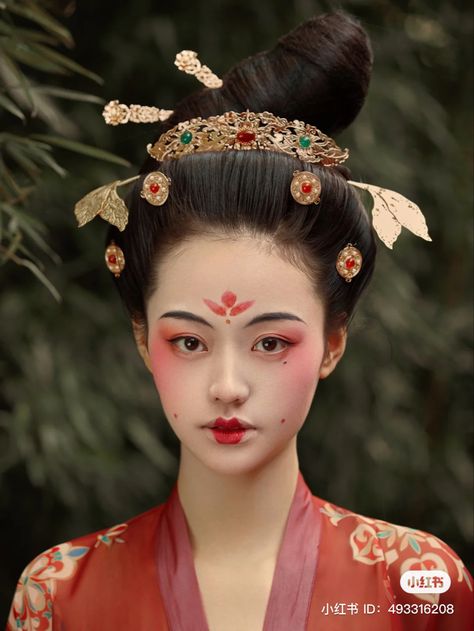 Japan Traditional Makeup, Hanfu Makeup Look, Japanese Make Up Traditional, Chinese Drama Makeup, Qing Dynasty Makeup, Traditional Asian Makeup, Chinese Hanfu Makeup, Ancient China Makeup, Chinese Make Up Traditional