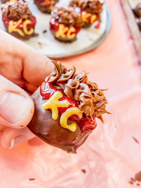 Patrick Mahomes Chiefs Cookie Balls Recipe - Sarah Scoop Chiefs Rice Krispie Treats, Chiefs Themed Desserts, Kc Chiefs Dessert Ideas, Kc Chiefs Appetizers, Kc Chiefs Snack Ideas, Chiefs Appetizer, Chiefs Super Bowl Food, Kc Chiefs Football Snacks, Kc Chiefs Superbowl Food