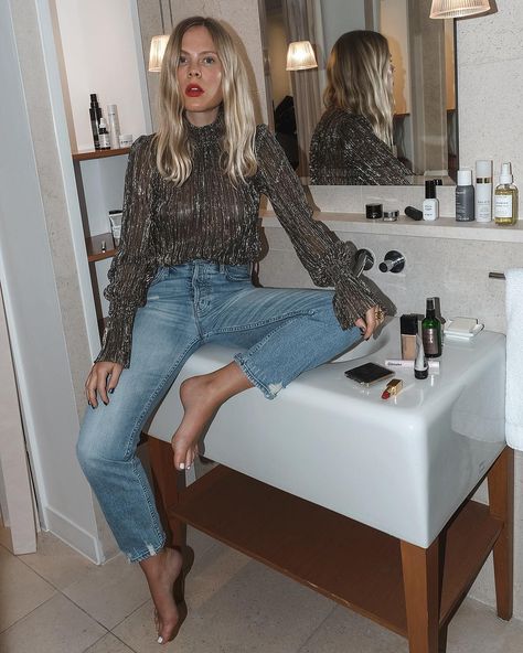 Jessie Bush (@wethepeoplestyle) on Instagram: “Perfecting the art of procrastination.”  As seen wearing L'AGENCE Paola Blouse.   Shop Now:  https://www.lagencefashion.com/clothing/paola-shear-long-sleeve-turtle-neck-blouse-gold-metallic    @lagencefashion.com #ladieswholagence #lagenceladies #lagencelife #lagencedenim #thefrenchjean #lagencecollection #instastyle #designerdenim #luxurysilks Classy Business Outfits, Fest Outfits, Oufits Casual, Denim On Denim, Chique Outfits, Blogger Outfits, New Years Outfit, Stylish Work Attire, Eve Outfit