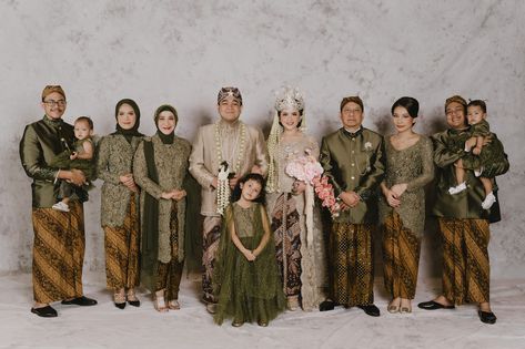 Romantic Palace Garden Theme pada Pernikahan Syifa & Pakin | The Bride Dept Bride Family Dress, Parents Of The Bride Attire, Wedding Jawa, Sister Bride, Javanese Wedding, Letters To Juliet, Adat Jawa, Indonesian Wedding, Pallet Wedding