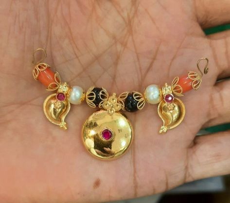 Thali Bottu Designs, Thali Chain, Coral Jewelry Set, Wedding Jewelry Sets Bridal Jewellery, Gold Jewels Design, Neck Pieces Jewelry, Black Beads Mangalsutra Design, New Gold Jewellery Designs, Gold Earrings Models