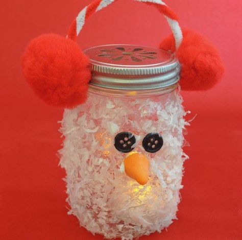 Senior folks like to make crafts that are easy to make, and suitable to do with limited dexterity. Over 30 crafts for senior citizens in nursing homes. Simple craft projects ideas for older adults. Snowman Mason Jar, Mason Jar Christmas Crafts, Mason Jar Luminaries, Diy Fairy Garden, Dollar Store Christmas Crafts, Dollar Store Christmas, Crafts For Seniors, Christmas Mason Jars, Homemade Holiday