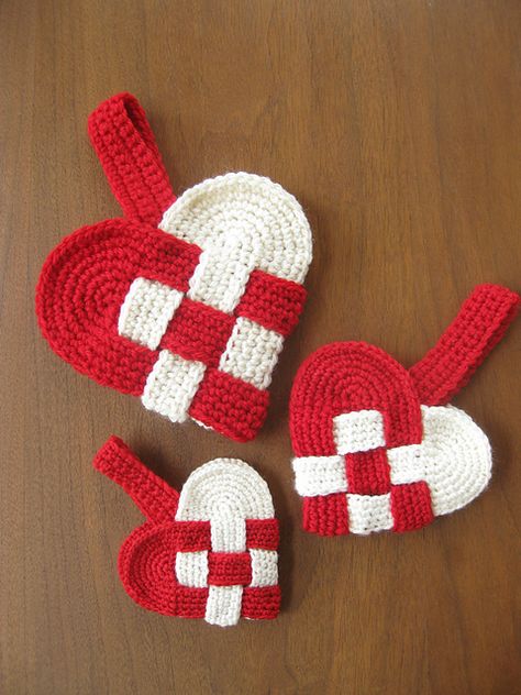 [Free Pattern] Insanely Creative Crochet Danish Heart Pattern Danish Heart, Danish Christmas, Knitted Heart, Crochet Weaves, Valentines Crochet, Christmas Hearts, Crochet Christmas Ornaments, Christmas Crochet Patterns, Crochet Heart