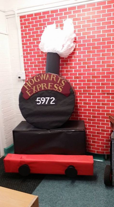 Hogwarts Express Decoration, Harry Potter Office Decorations, Harry Potter Wall Hanging, Diy Harry Potter Trolley, Harry Potter Dramatic Play, Harry Potter School Theme, Hogwarts Express Train Diy, Harry Potter Cubicle, Diy Hogwarts Express