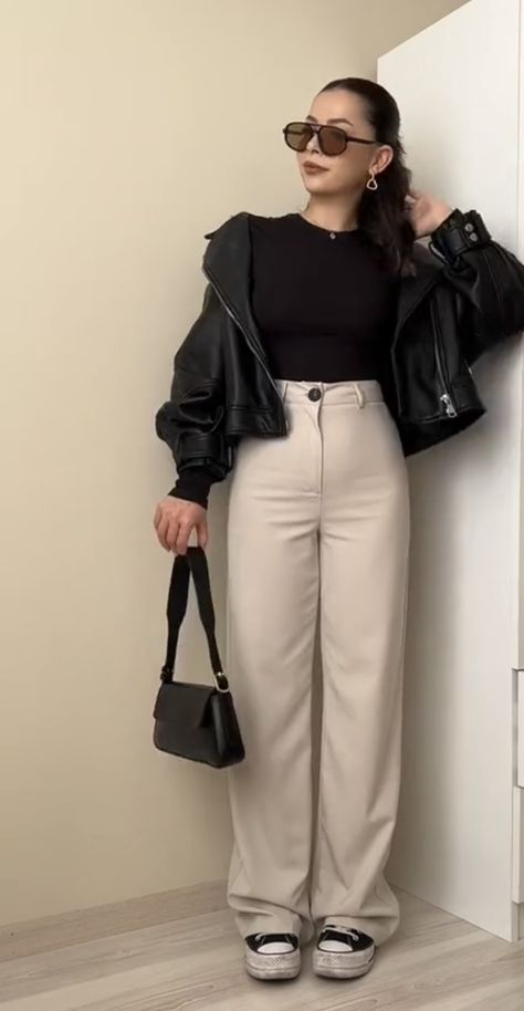 Basic Ootd Ideas, Semi Casual Outfit Women Winter, Beige Pants Winter Outfit, Outfit With Beige Pants, Jeans Outfit Women Winter, Beige Pants Outfit Winter, Outfit Con Pantalon Beige, 3 Quarter Pants Outfits, Outfit Pantalon Beige