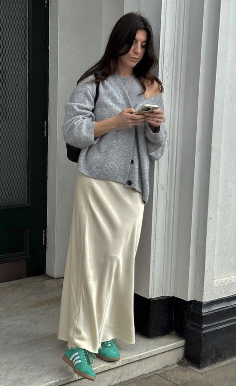 Adidas Samba Outfit, Samba Outfit, Early Fall Outfits, Look Of The Day, Winter Outfit Inspiration, Midi Skirts, Modest Fashion Outfits, Work Fashion, Modest Outfits