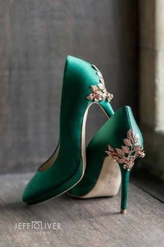 Hak Tinggi, Green Themed Wedding, Emerald Green Weddings, Manolo Blahnik Heels, Fancy Shoes, Amy Rose, Green Prom Dress, Castle Wedding, Quince Dresses