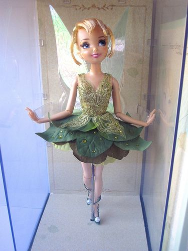 Tinker Bell LE doll Disney Store | Flickr - Photo Sharing! Ariel And Eric, Disney Barbie Dolls, Peter Pan Disney, Happy Smiley Face, Tinkerbell Fairies, Disney Princess Dolls, Disney Cosplay, Disney Decor, Bradford Exchange