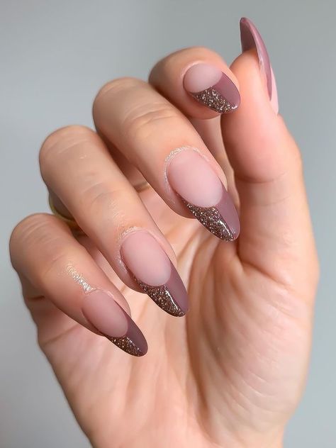 Almond Nail Art Fall, Fall Nude Nail Designs, Almond Fall Nails Design, Almond Nails Fall Colors, Fall Stilleto Nails, Fall Nail Designs Almond Shape, Almond Nails Designs Fall, Fall French Manicure, Fall Almond Nails Ideas