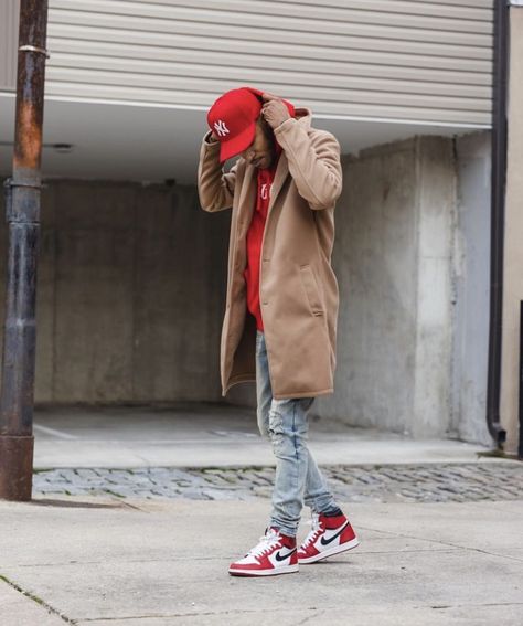 Hip Hop Outfit Ideas Men, Air Jordan Outfit Men Style, Jordan Sneakers Outfit Men, Streetwear Ideas Men, Red Hat Outfit Men, Jordan 1 Chicago Outfit Men, Urban Mens Fashion Streetwear, Jordan 1 Chicago Outfit, Jordan 1 Outfit Men Fashion