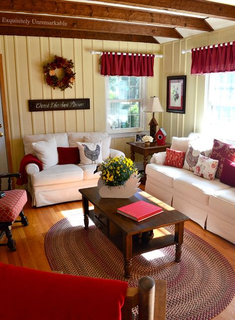 Cottage Style Living Room With Red Accents Rustic Cottage Living Room, Cottage Style Living Room, Farmhouse Living Room Decor Ideas, Rustic Farmhouse Living Room, Farmhouse Style Living Room, Living Room Red, Cottage Living Rooms, Christmas Decorations Living Room, Farmhouse Living Room