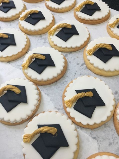 Graduation Biscuits, Graduation Deserts Ideas, Grad Treats, Graduation Cakepops, Graduation Dessert Ideas, Graduation Sweets, Graduation Cake Pops, Graduation Cake Designs, Graduation Party Desserts