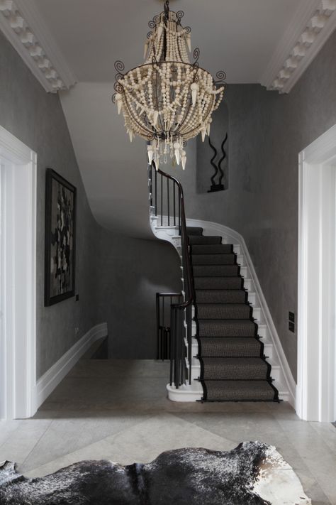 Studio Indigo – Listed House In Chelsea Georgian Hallway, Georgian Interiors, Dark Carpet, Georgian Townhouse, Curved Staircase, London House, Modern Staircase, Carpet Stairs, Hallway Ideas