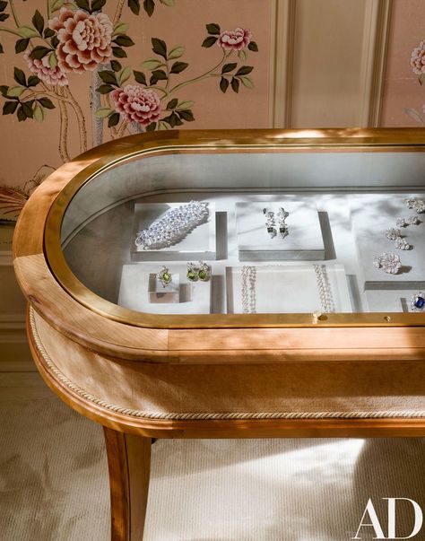 Lauren Santo Domingo, Jewelry Store Displays, Jewelry Store Interior, Pink Paint Colors, Jewelry Store Design, Jewellery Shop Design, Jewelry Display Case, Retail Jewelry, Showroom Interior Design