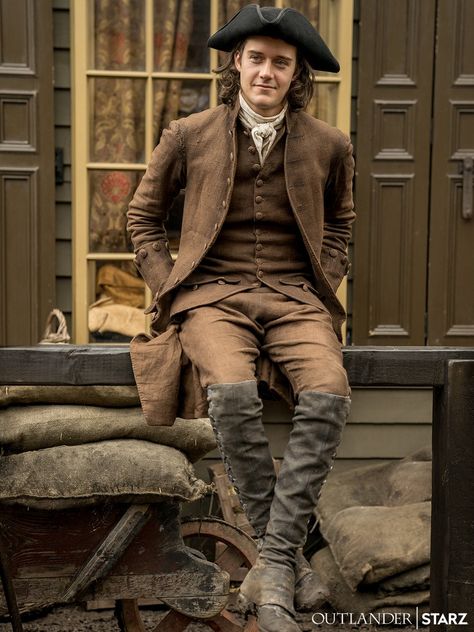 Last week, Starz shared a new behind the scenes photo of César Domboy in costume as Fergus on the set of Outlander season four. Fergus Outlander, Outlander Dress, Gabaldon Outlander, Outlander Costumes, Outlander Season 4, John Bell, Outlander Characters, Starz Tv Series, Series Quotes