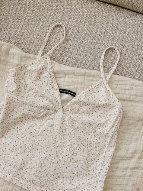 brandy melville amara floral tank #brandymelville #outfits Brandy Melville Oversized Shirt, Brandy Melville Outfits Summer, Brandy Melville Amara Top, Brandy Melville Clothes, Brandy Melville Floral Tank, Brandy Outfits, Amara Top, Woburn Abbey, Light Clothes