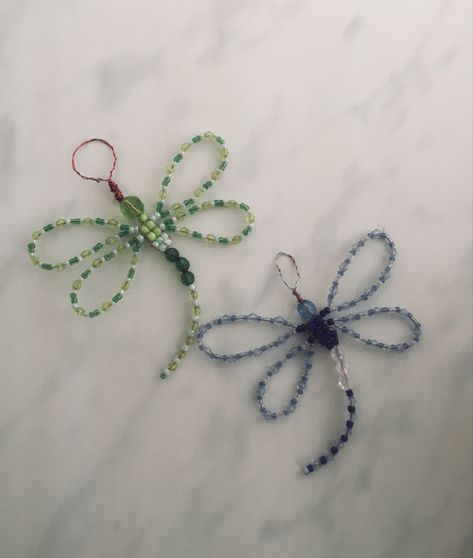 Wire Bead Crafts, Things To Make Out Of Beads, Beaded Dragonfly Pattern, Beaded Dragonfly Tutorial, Crafts With Beads, Glass Bead Art, Bead Things, Dragonfly Beads, Beaded Diy