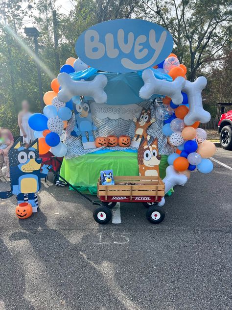 Bluey Bluey And Bingo Trunk Or Treat, Good Trunk Or Treat Ideas, Trunk Or Trick Ideas, Halloween Car Trunk Ideas, Trunk Or Treat Balloon Garland, Trunk Or Treat 2024 Ideas, 2 Car Trunk Or Treat Ideas, Trunk Or Treat Ideas Bluey, Cool Trunk Or Treat Ideas For Cars