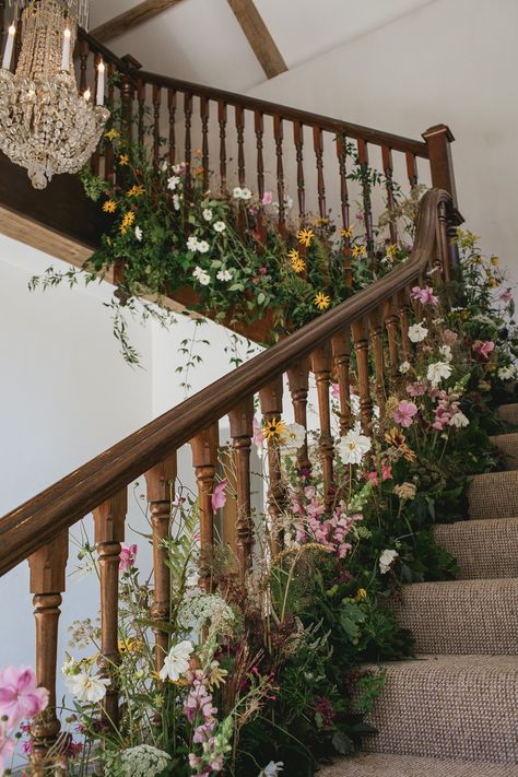 Wedding Staircase, Country Garden Weddings, Wedding Reception Flowers, Staircase Decor, Floral Trends, Flower Installation, Garden Wedding Inspiration, Reception Flowers, Wedding Flower Inspiration