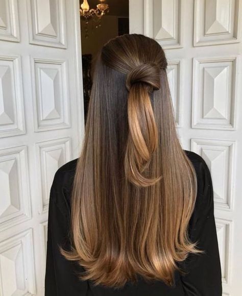 hair knot hairstyle Hair Knot, Brunette Balayage Hair, Balayage Brunette, Brown Blonde Hair, Color Hair, Brunette Hair Color, Ombre Hair, Gorgeous Hair, Balayage Hair