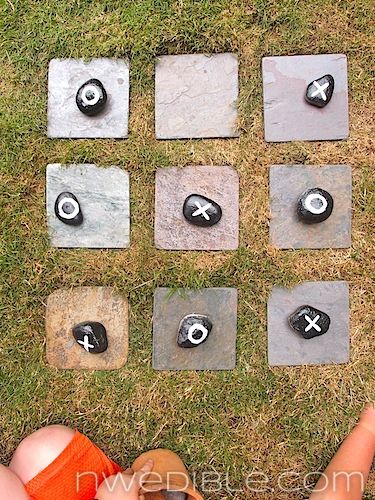 Garden Tic-Tac-Toe - how fun for those "I'm booooored" moments ;-) Diy Playhouse, Fun Outdoor Games, Backyard Games, Have Inspiration, Backyard Diy Projects, Backyard Projects, Backyard Fun, Tic Tac Toe, Gardening For Kids