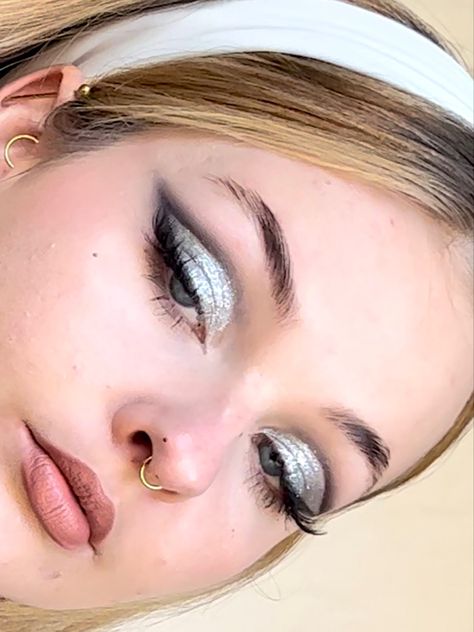 Silver And Gold Makeup Looks, Simple Silver Makeup Looks, Make Prata, Silver Makeup Looks, Pumkin Night, Makeup Concert, New Year Makeup, Silver Eyeliner, Gold Makeup Looks