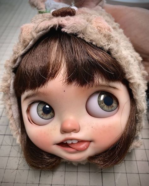 Old Dolls Aesthetic, Blythe Dolls For Sale, Doll Aesthetic, Blythe Custom, Blythe Clothes, Art Dolls Handmade, Natural Eye Makeup, Custom Blythe, Art Prompts