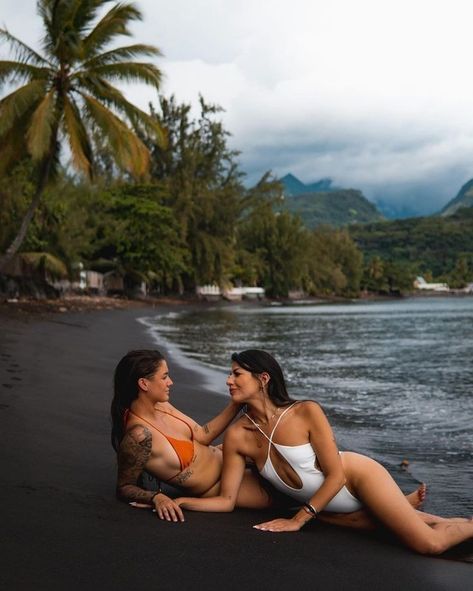 Sapphic Yearning, Lesbian Photography, Future Soulmate, Wlw Wedding, Tahiti French Polynesia, Dream Relationship, Lgbtq Rights, Woman Loving Woman, Couple Travel