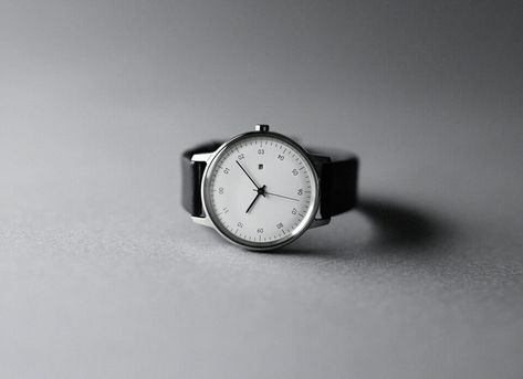 Sazare applies Japanese craftsmanship to a beautifully designed 36mm watch. The new watches are minimal in size and minimalist in design. Interesting Watches, Japanese Watch, Minimal Watch, Men's Watch Accessories, London Watch, Japanese Craftsmanship, Mens Dress Watches, Science Jewelry, Minimalist Watch