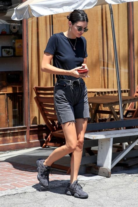 Sando Outfit, Kendall Jenner Shorts, Iconic Red Carpet Looks, Long Denim Shorts, Kendall Jenner Street Style, Denim Shorts Outfit, Summer Pants Outfits, Short Noir, Kendall Style