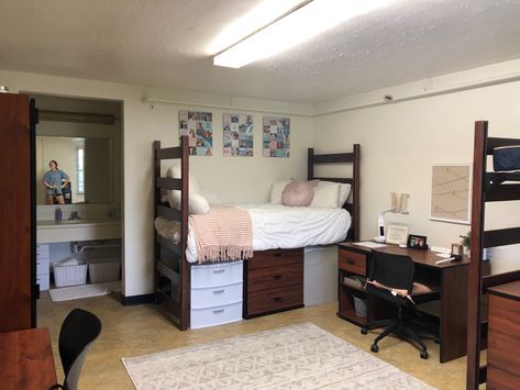 Nc State Dorm, Boys Dorm Room, Cozy Dorm, College Dorm Room Inspiration, Cozy Dorm Room, College Dorm Room Essentials, College Bedroom, College Dorms, College Dorm Room Decor